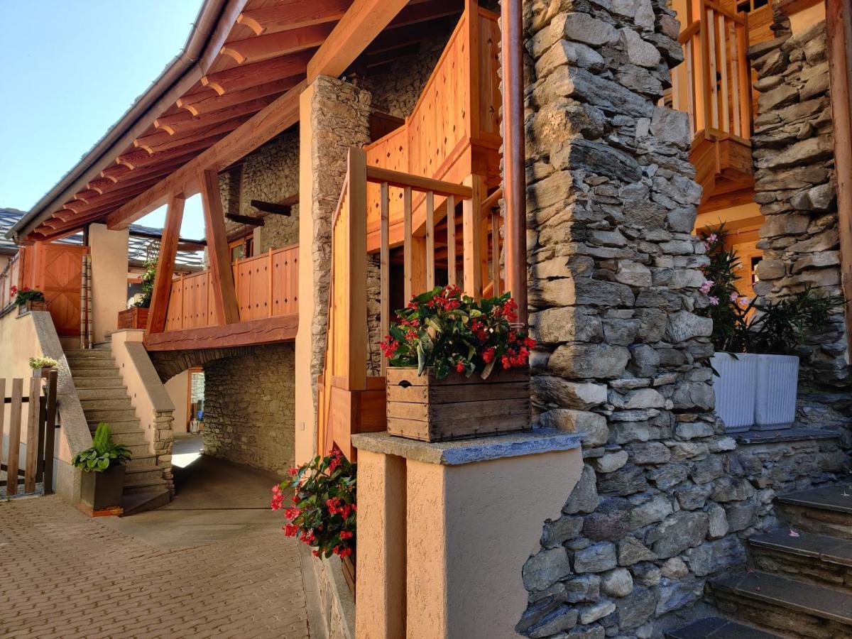 Au Fond Du Bourg Apartment Aosta Bagian luar foto